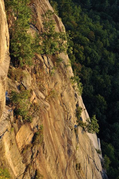 黎明时分大教堂的悬崖峭壁图片下载