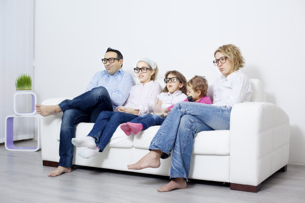 家人在家看电视。图片下载