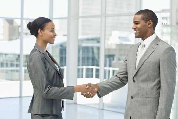 商务人士在办公室大厅握手图片下载