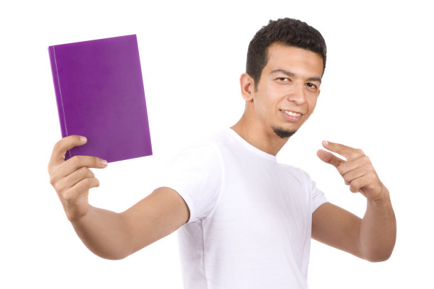 年轻男学生展示书籍图片下载