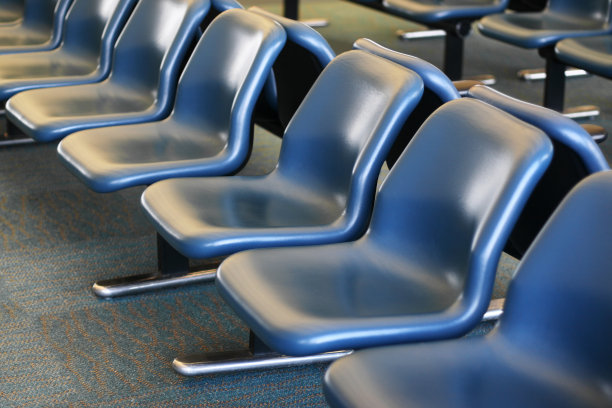 候机室里一排空的蓝色座位。图片下载