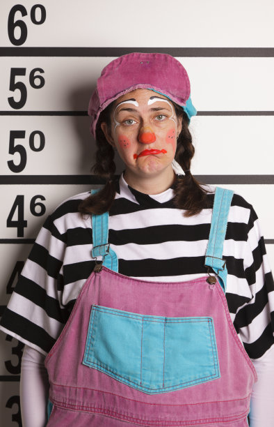 一个穿着小丑服的女人的面部照片图片下载