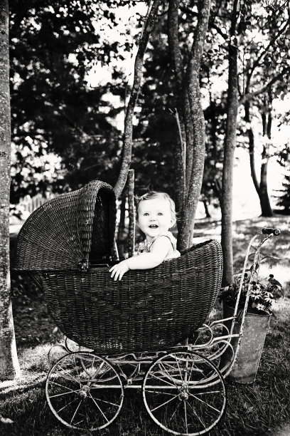 古董婴儿车里的婴儿图片下载