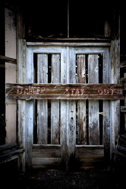 危险待在外面，门口用木板封住。图片下载