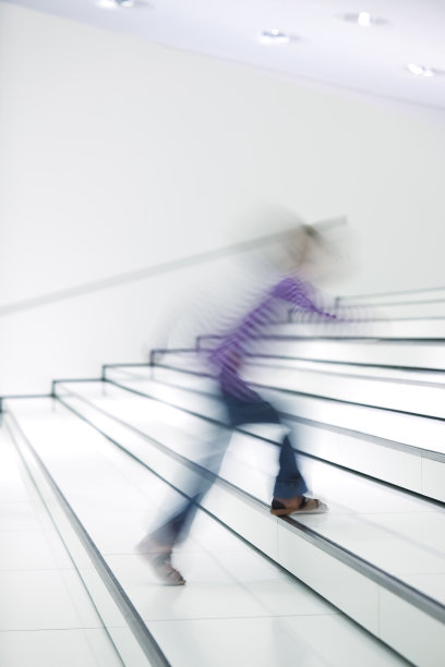 模糊的孩子上楼图片下载