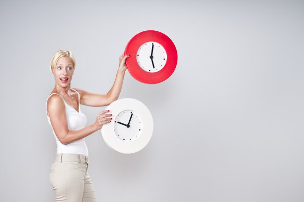 休闲年轻金发杂耍时钟图片下载