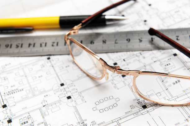 蓝图上的圆珠笔和钢尺图片下载