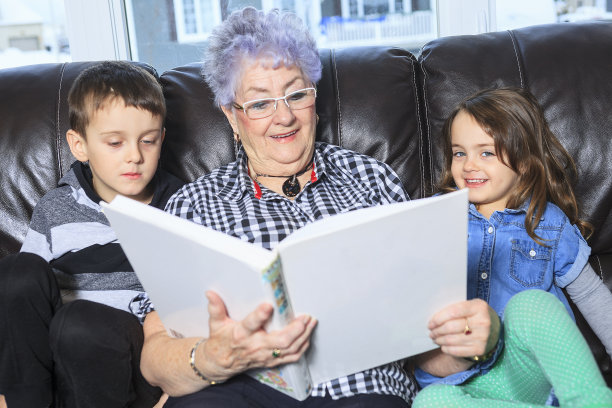 祖母和孩子-看书图片下载