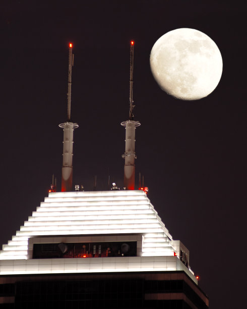 建筑与近满月图片下载