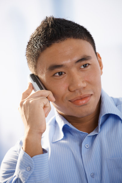电话里的亚洲男人图片下载