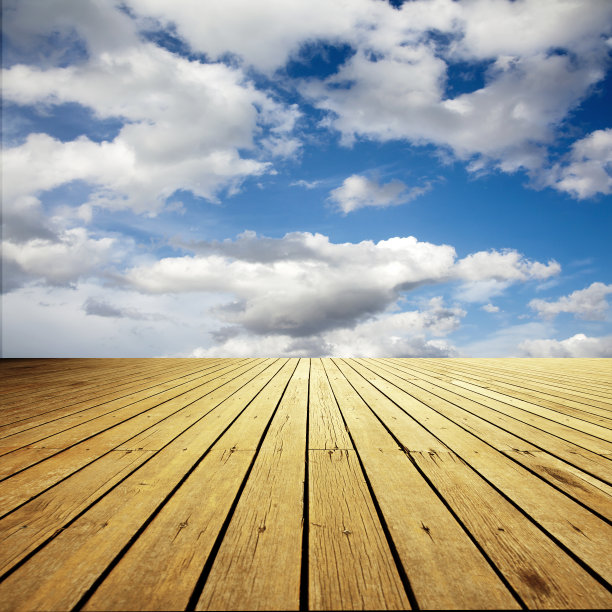 木头和多云的天空图片下载