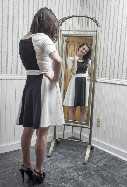 少女穿着舞蹈，1960年风格服装。图片下载