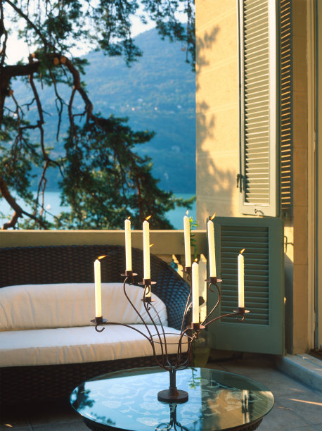 海上平台:小桌子，烛台和沙发图片下载