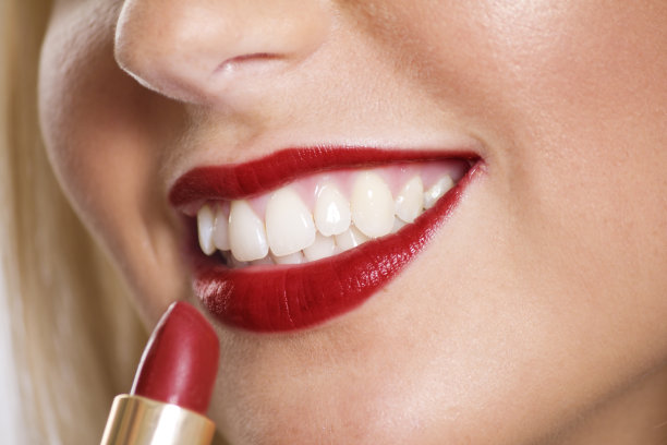 非常近距离的微笑红唇图片下载