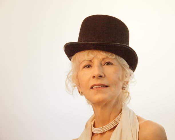 戴高顶礼帽的年长成年女性图片下载