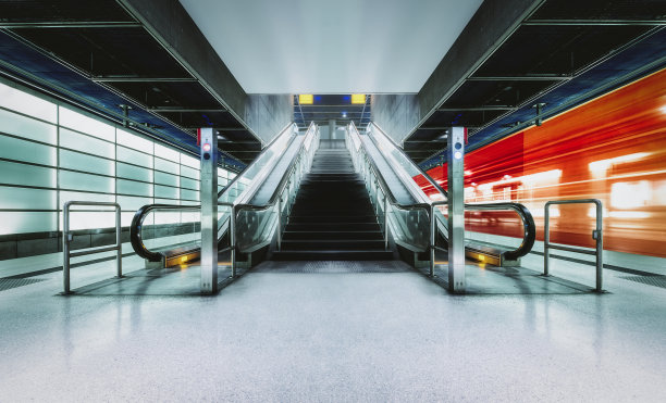 车站内的自动扶梯图片下载