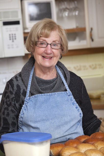 微笑着烘焙的大四学生图片下载