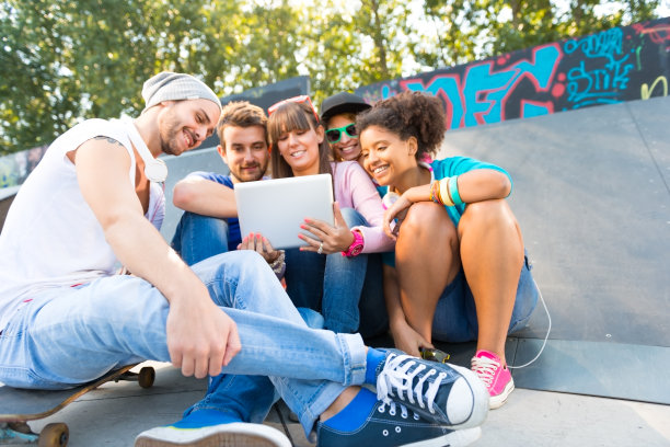 年轻人在玩滑板图片下载