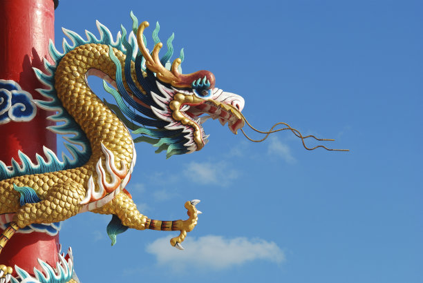 蓝天下中国龙的特写素材图片