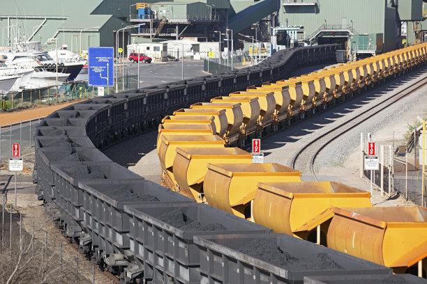 装载和空载铁矿石列车在港口图片下载