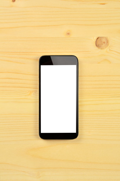 木桌上放着一部空白屏幕的智能手机图片下载