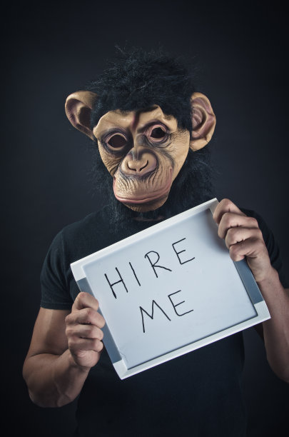 戴猴面具的人正在找工作图片下载