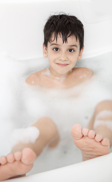浴缸里的男孩图片下载