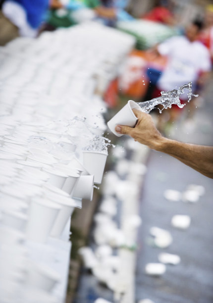 跑马拉松去取水图片下载