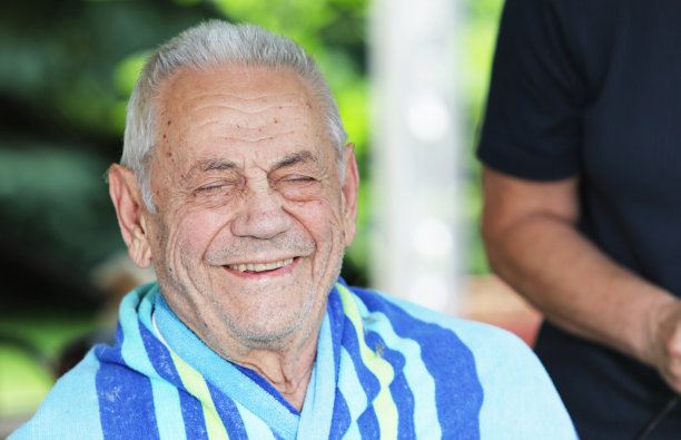 爷爷在家理发时做鬼脸图片下载