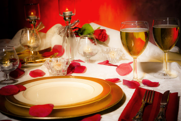 情人节:浪漫、优雅的餐桌布置。图片下载
