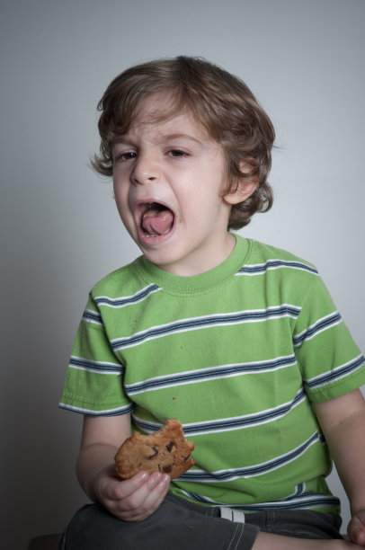 小孩不喜欢他的饼干图片下载