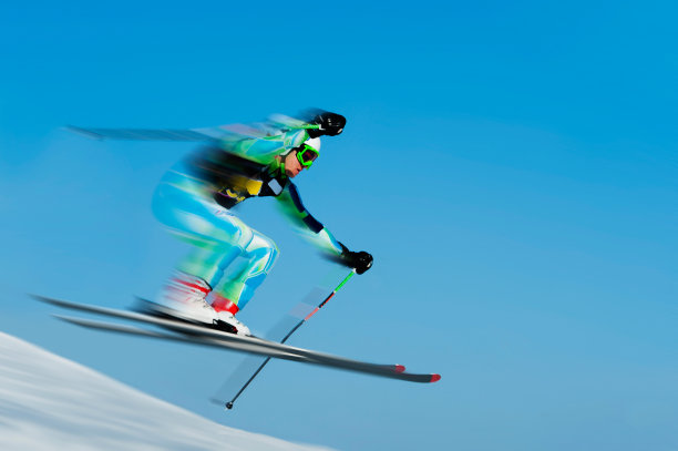 在直线下坡比赛中跳跃图片下载