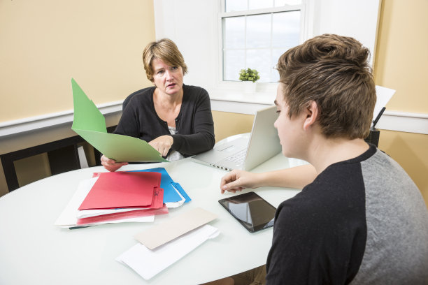 一个年轻人的咨询顾问图片下载