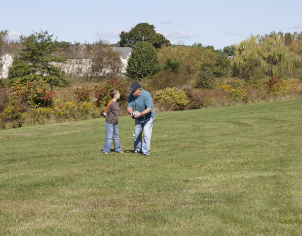 享受家庭生活-踢足球图片下载