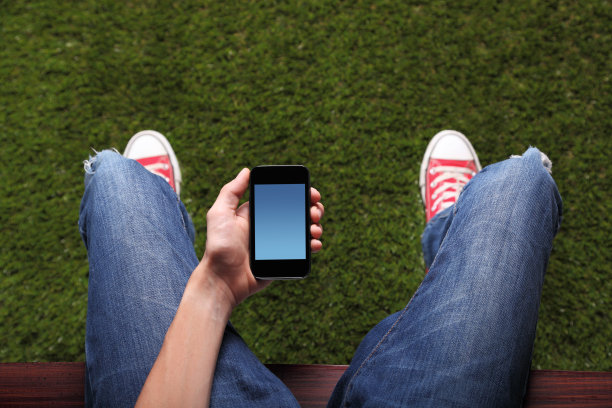 青少年在外面使用智能手机图片下载