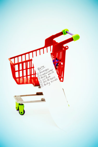 洗浴用品清单在微型购物车里图片下载