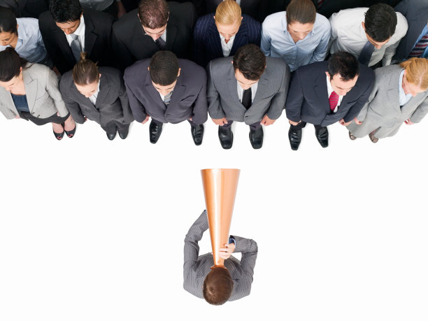 经理通过扩音器对着商人大喊大叫图片下载