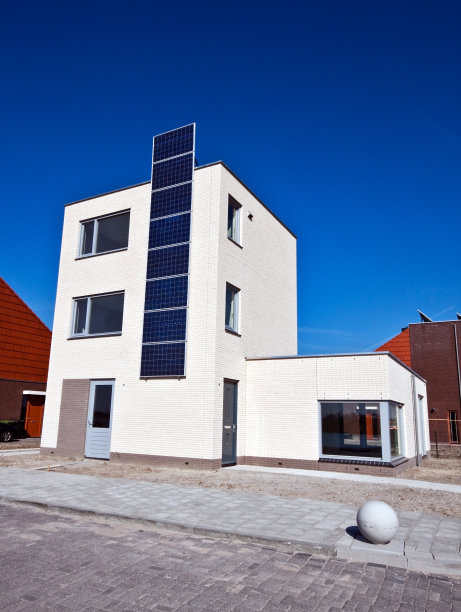 带有太阳能板的现代住宅图片下载