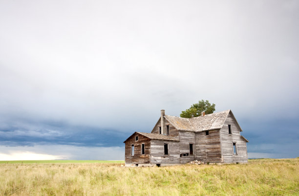 草原上的废弃房子图片下载