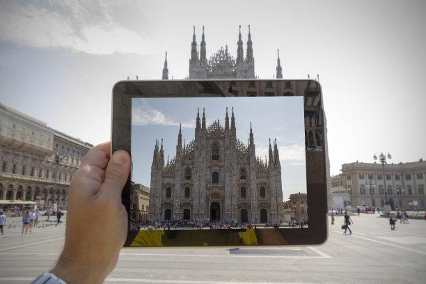 在米兰用数码平板电脑拍照图片下载