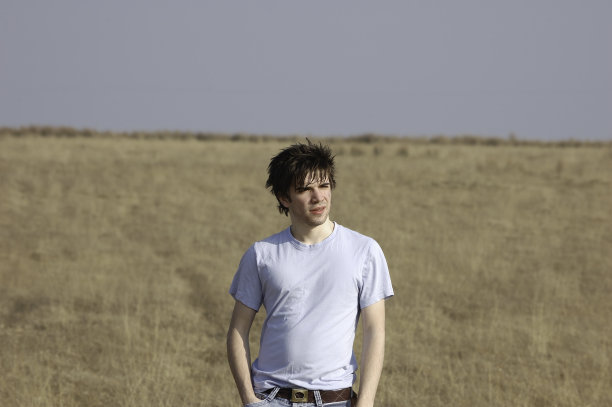 有魅力的年轻人在现场图片下载