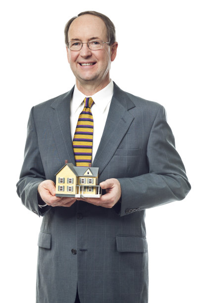 房地产经纪人在白色背景上出售房子图片下载