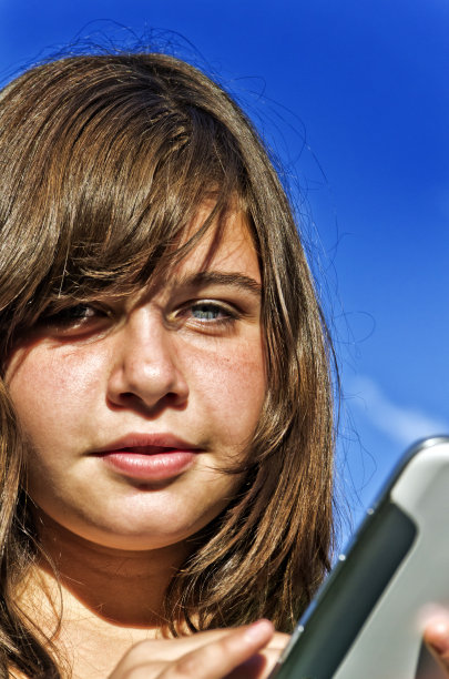 青少年用平板电脑的肖像图片下载