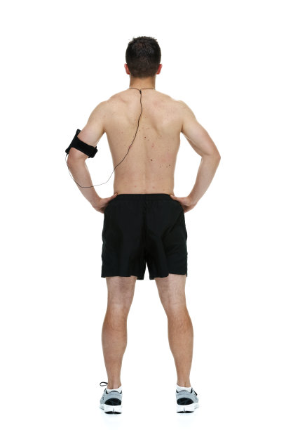 男性跑步者站立的后视图图片下载