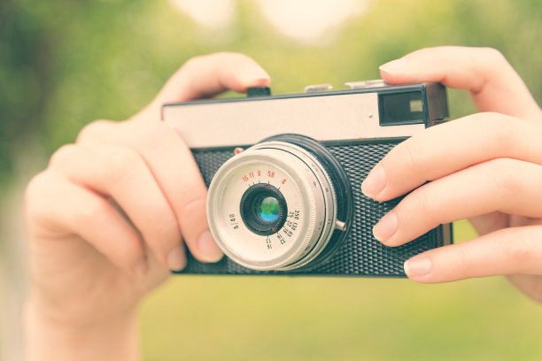 摄影师带胶卷相机(xxxl)图片下载