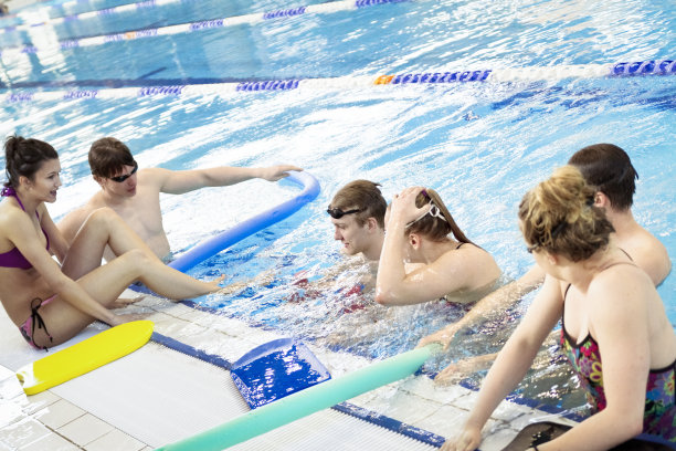 一群朋友在游泳池里图片下载