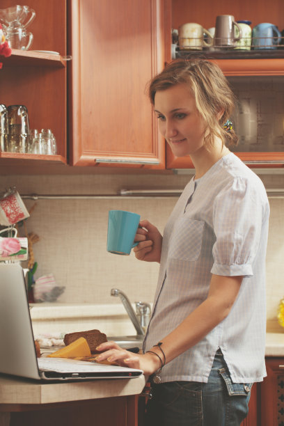厨房里的年轻女人图片下载