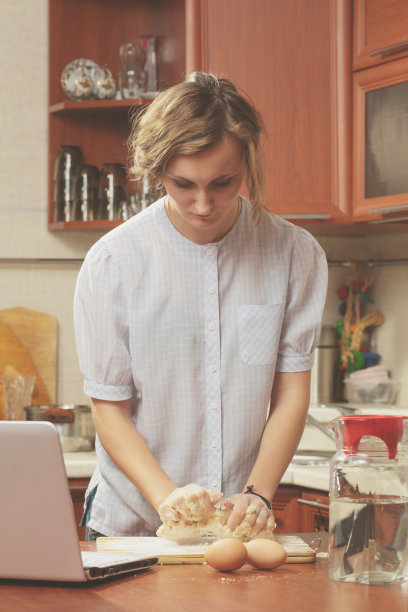 厨房里的年轻女人图片下载