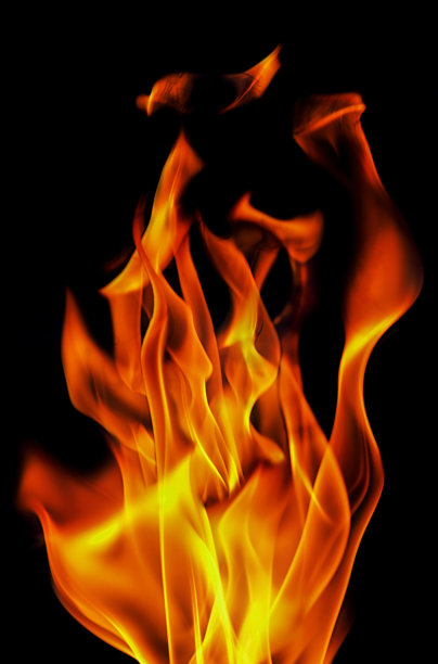 明亮的橙色和黄色火焰映衬着黑色的背景图片下载