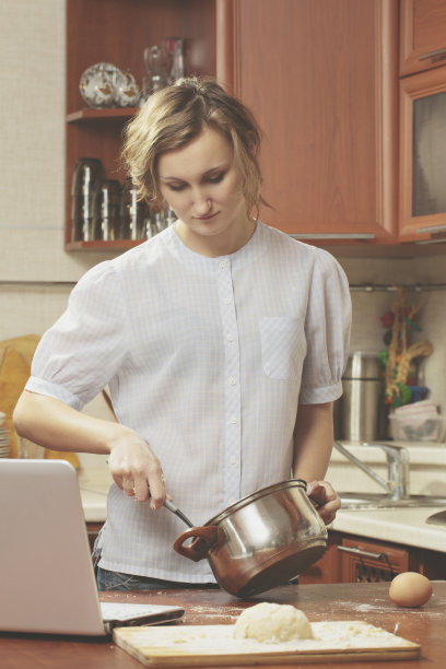 厨房里的年轻女人图片下载